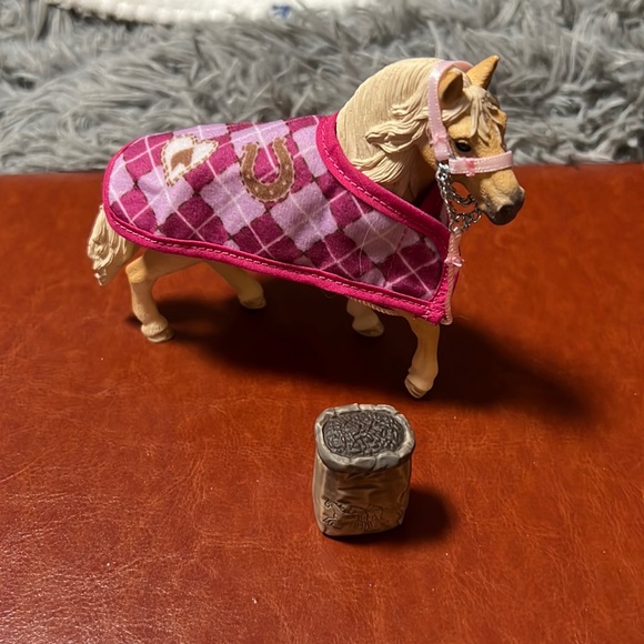 Schleich Other - Schleich horse with oats and blanket halter